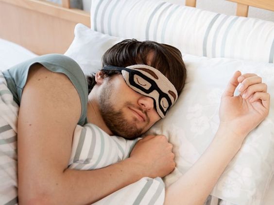 Descubren que dormir con antifaz tiene sorprendentes beneficios
